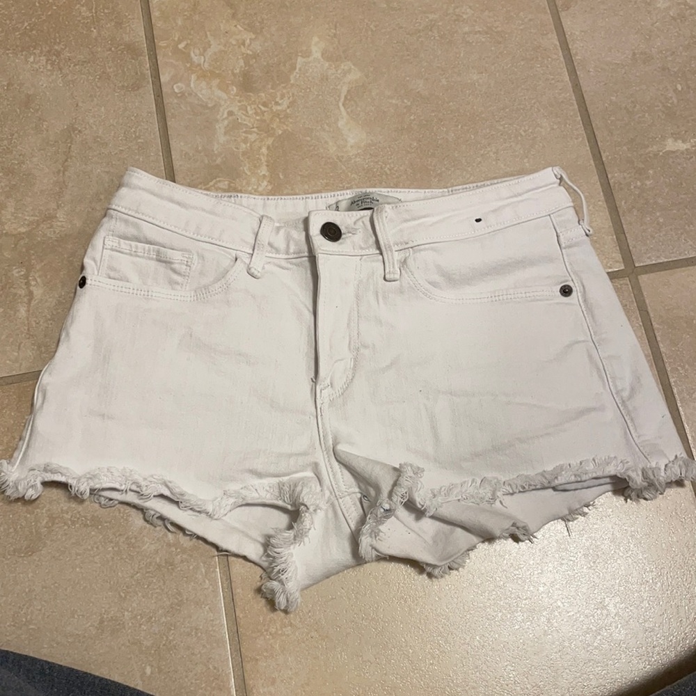 White Abercrombie & Fitch Jean shorts. Size 2/ W26